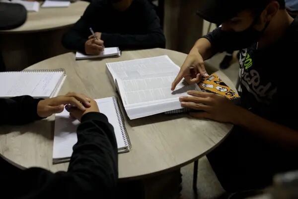 Estudantes pobres, negros, mestiços, indígenas e de áreas remotas estudam menos horas do que seus pares brancos e asiáticos-brasileiros