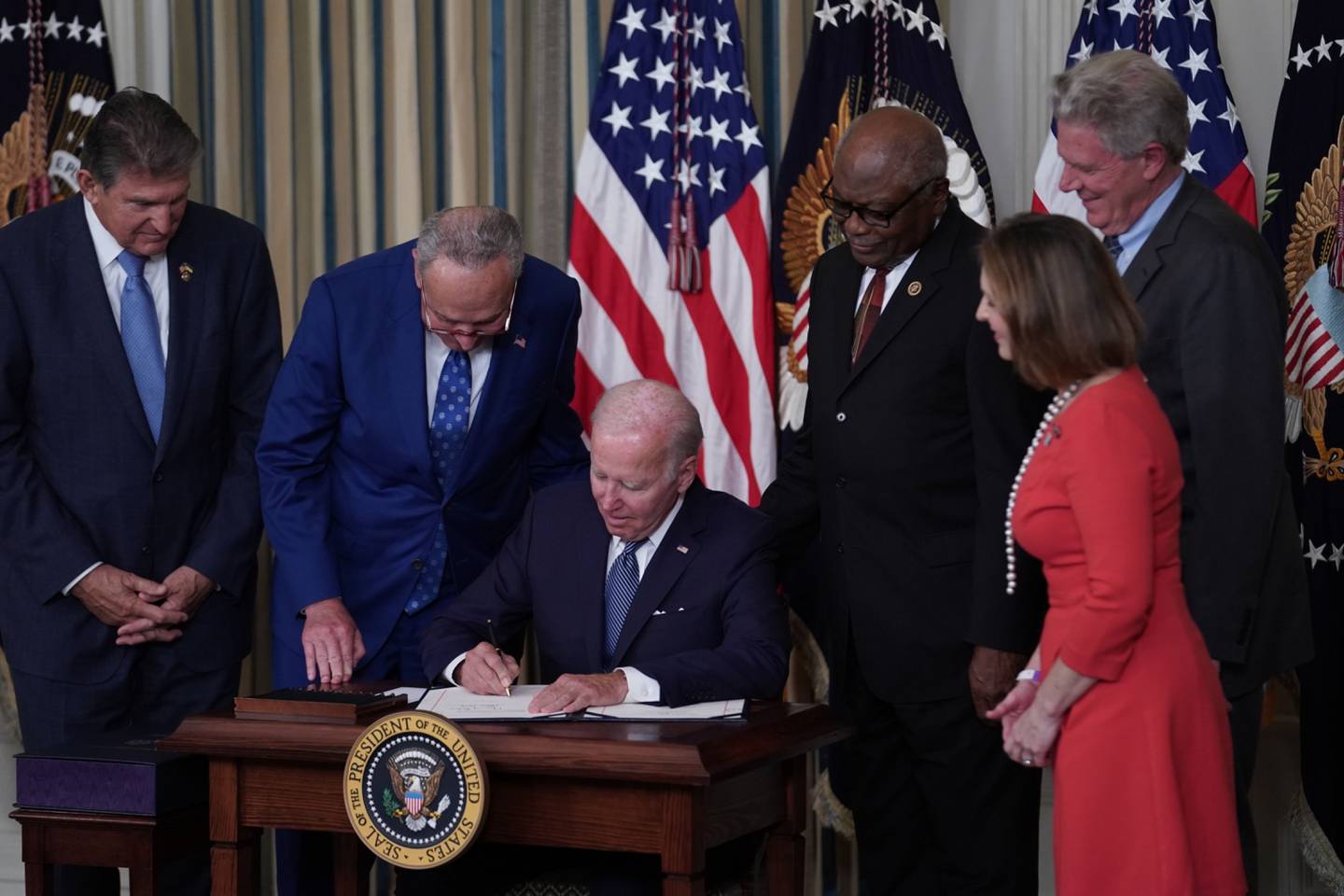 El presidente de los Estados Unidos, Joe Biden, firma la Ley de Reducción de la Inflación de 2022, H.R. 5376, en el Comedor de Estado de la Casa Blanca en Washington, D.C., el 16 de agosto de 2022.