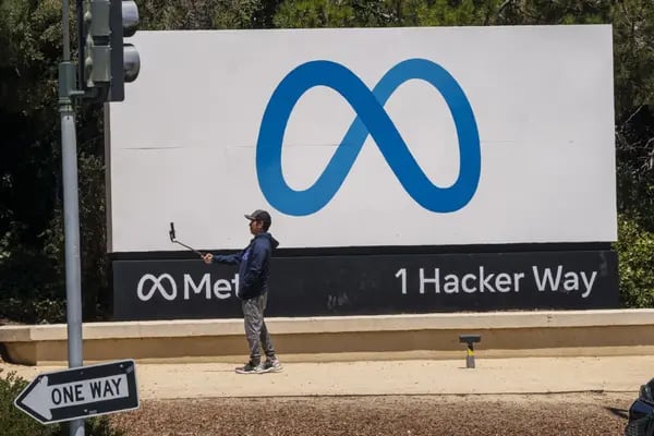 Un peatón utiliza un smartphone frente a la sede de Meta en Menlo Park, California, Estados Unidos, el jueves 21 de julio de 2022.