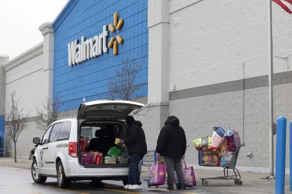 Los compradores cargan las compras en un vehículo fuera de una tienda de Walmart en Albany, Nueva York, Estados Unidos, el jueves 17 de febrero de 2022.