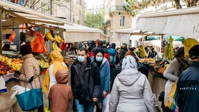 Compradores en puestos de frutas y verduras en el mercado de alimentos de Capucins en Marsella, Francia, el miércoles 6 de abril de 2022.