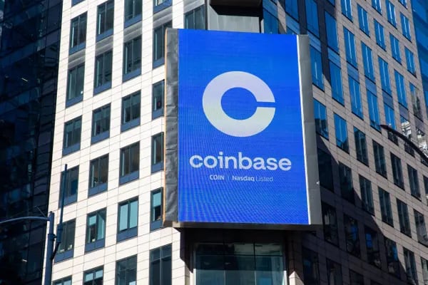 Un monitor muestra el logo de Coinbase signage durante su OPI en Nueva York, EE.UU, el miércoles 14 de abril de 2021. Fotógrafo: Michael Nagle/Bloomberg