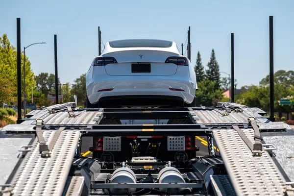 Un Tesla Model 3 en un remolque