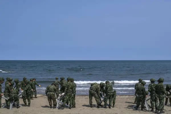 Soldados colocan barricadas en una playa durante un ejercicio militar en Miaoli, Taiwán, el martes 26 de julio de 2022. La disputa sobre la soberanía de Taiwán es el principal asunto que corre el riesgo de desembocar algún día en una guerra entre EE.UU. y China.