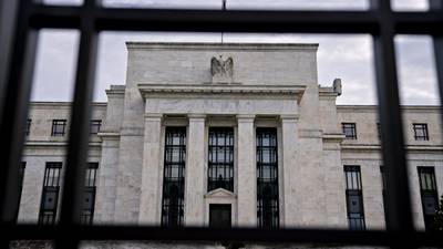 Ata do Fed aponta para mais altas de juros e revisa previsão de inflaçãodfd