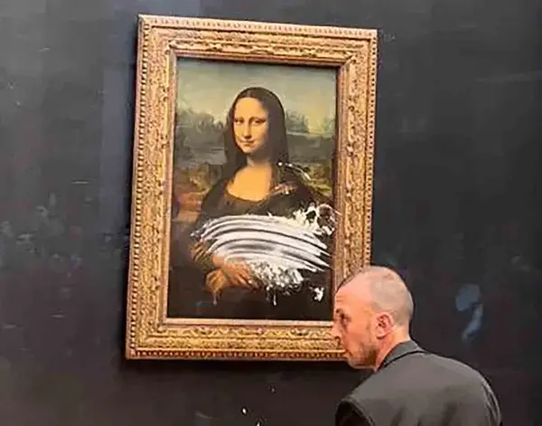 O quadro Mona Lisa, de Leonardo Da Vinci, com a película de vidro que protege a tela original manchada de creme