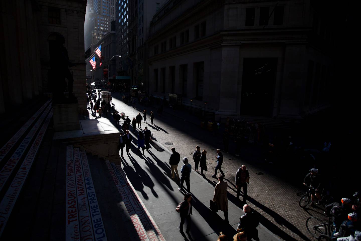 Peatones caminan por Wall Street cerca de la Bolsa de Nueva York (NYSE) en Nueva York