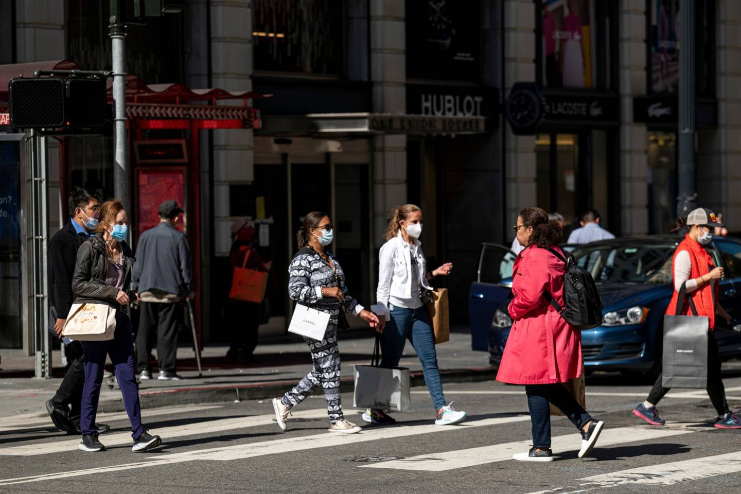 Los peatones llevan bolsas de compras en San Francisco, California, EE.UU., el miércoles 1 de junio de 2022.