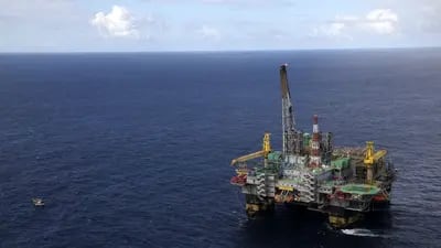 Plataforma da Petrobras em alto-mar: custo de extração de gás natural é questionado pelo governo (Foto: Rich Press)