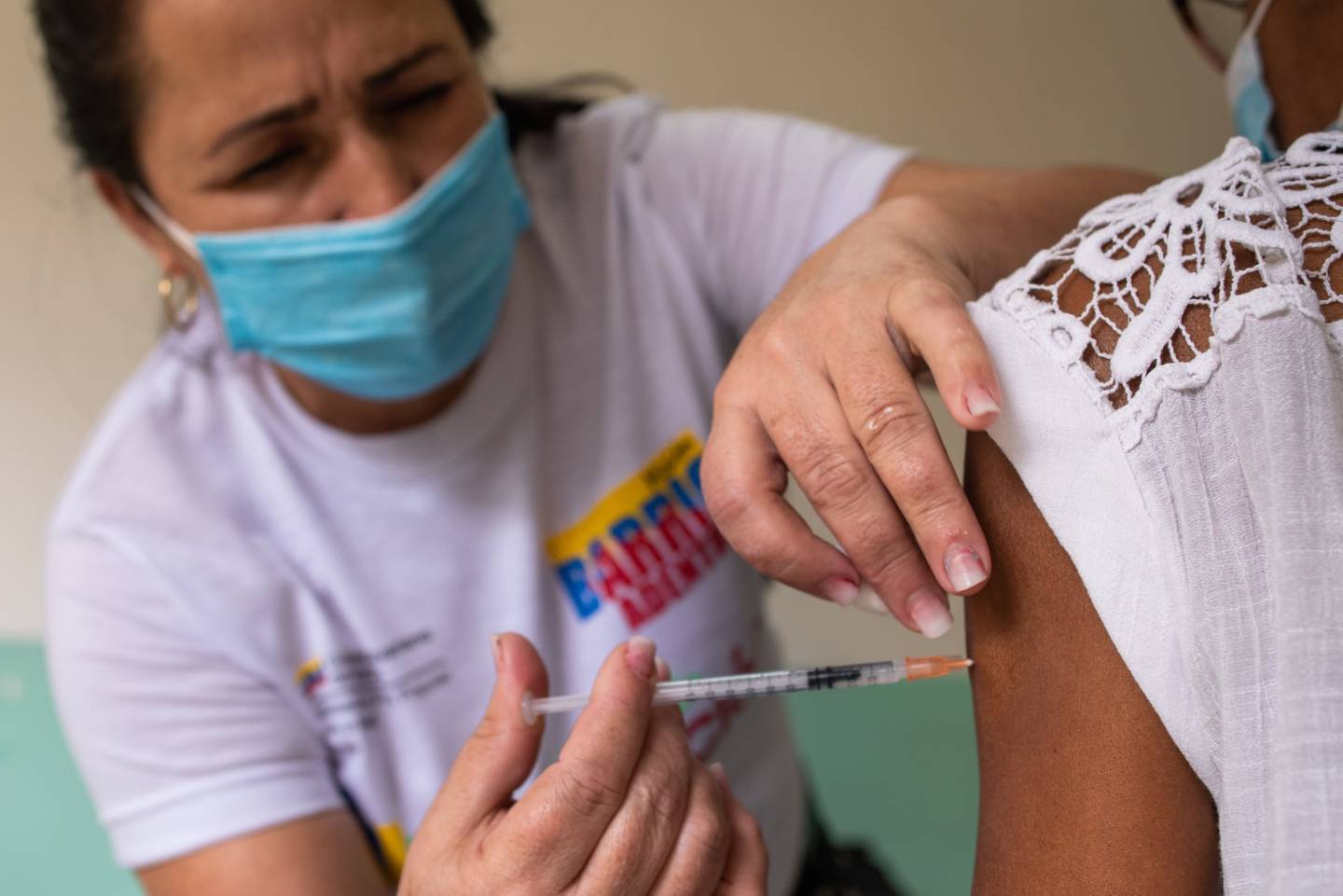Una trabajadora de la salud administra una dosis de la vacuna Abdala.