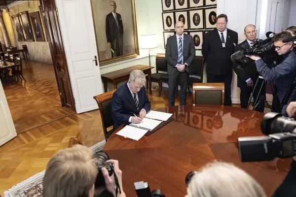 Sauli Niinisto, presidente de Finlandia, ratifica una ley doméstica para aprobar la adhesión a la OTAN