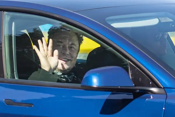 Elon Musk saluda a los medios de comunicación a su llegada a la Gigafábrica de Tesla Inc. en Gruenheide.