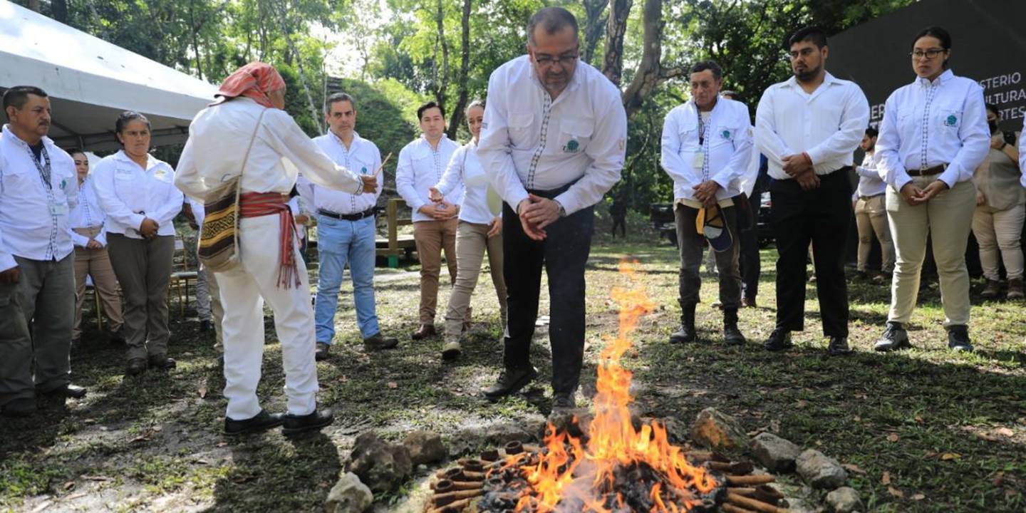 Felipe Aguilar, ministro de Cultura y Deportes participó en una ceremonia maya.dfd