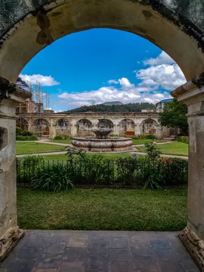Ubicadas en La Antigua Guatemala son el resultado de varios terremotos que derribaron la construcción original.
