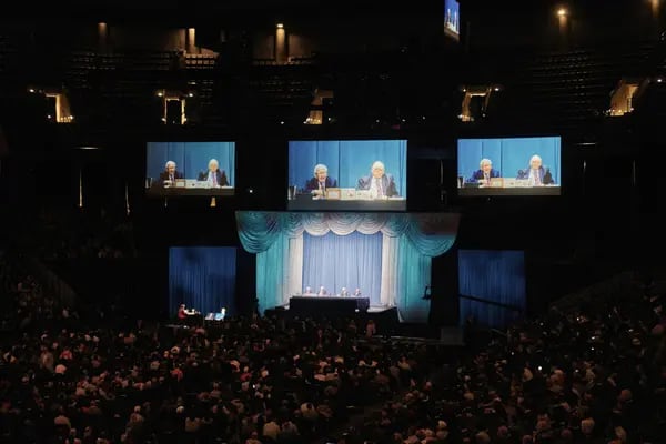 Warren Buffett, presidente e CEO da Berkshire Hathaway, e Charlie Munger, VP, na reunião anual da empresa.