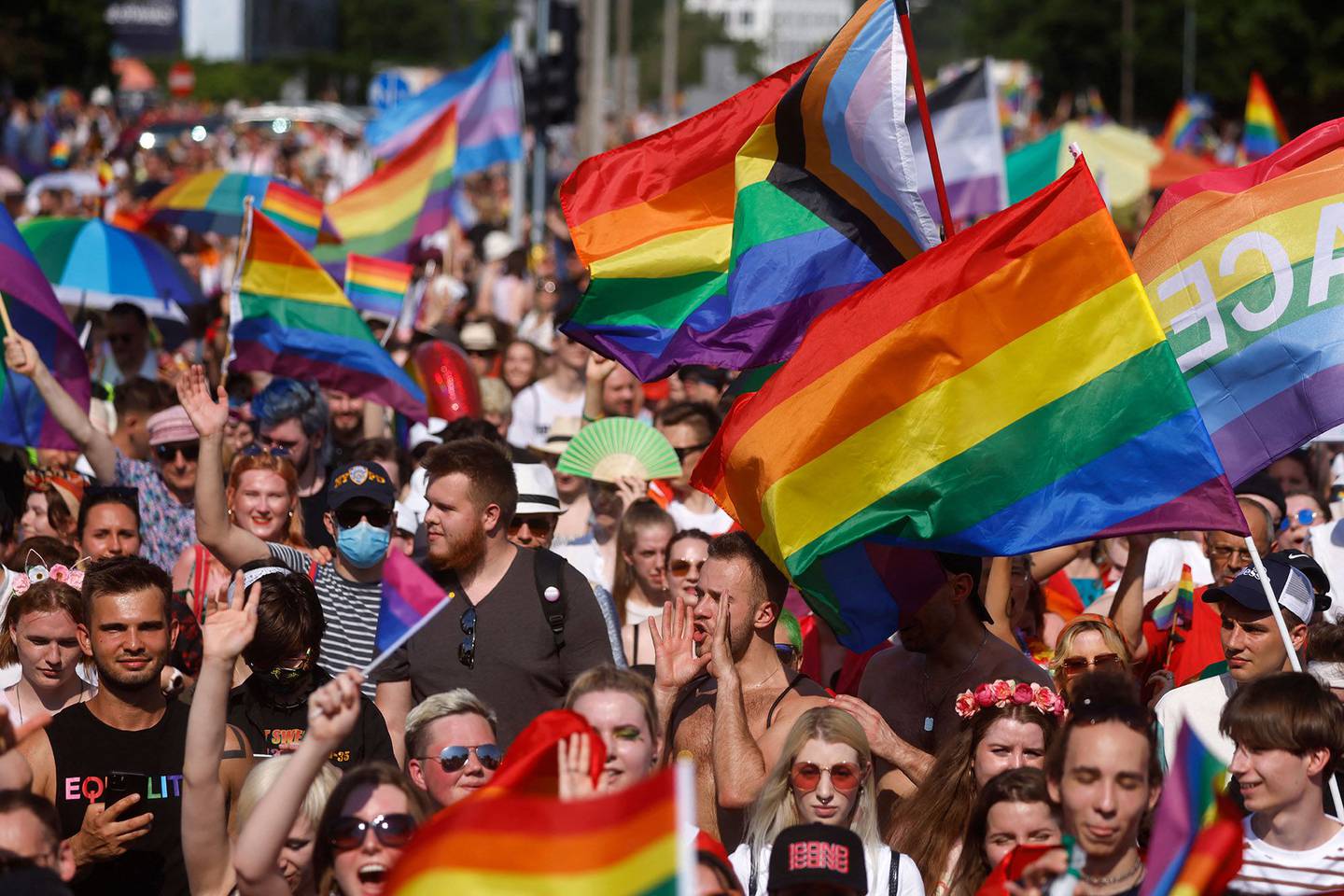 Los participantes marchan durante el desfile del Orgullo Gay en el centro de Varsovia el 19 de junio de 2021.