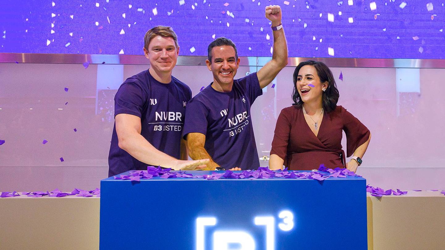 Da esquerda para a direita: Cofundadores do Nubank David Vélez, Cristina Junqueira e Edward Wible, na estreia da fintech na NYSE, em Wall Streetdfd