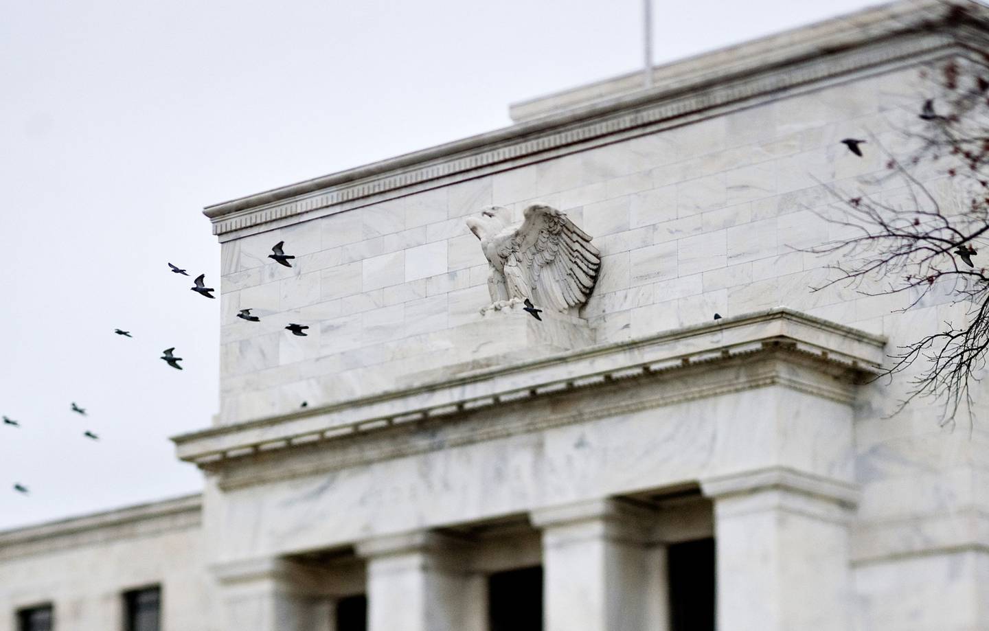 Pájaros pasan volando por delante del edificio de la Junta de la Reserva Federal Marriner S. Eccles en Washington, D.C., EE.UU. Fotógrafo: Joshua Roberts/Bloomberg