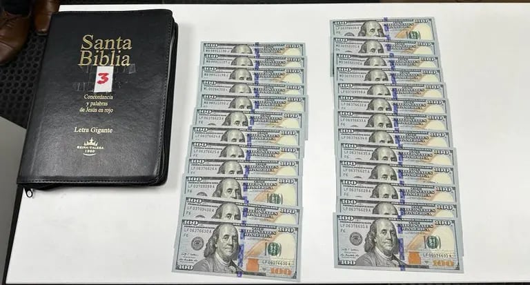 Los billetes escondidos en una de las bibliasdfd
