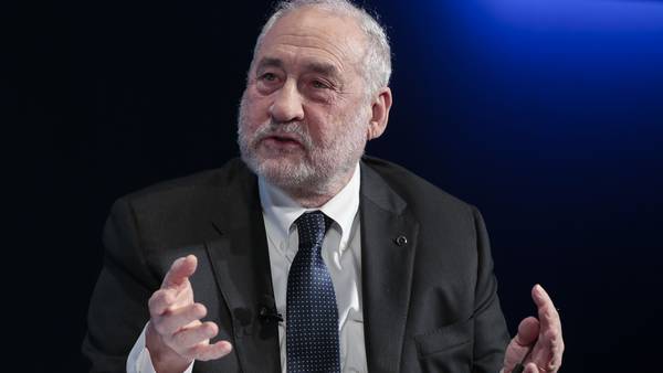 Joseph Stiglitz: Argentina pudo “ponerse de pie y enfrentar la extorsión de Pfizer”  dfd