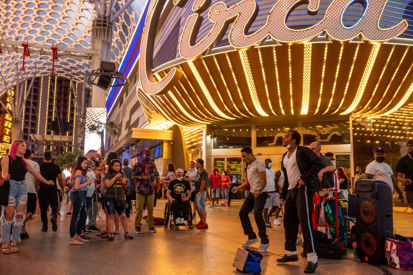 Una multitud observa a los artistas callejeros en Las Vegas en mayo de 2020. Fotógrafo: Roger Kisby/Bloomberg