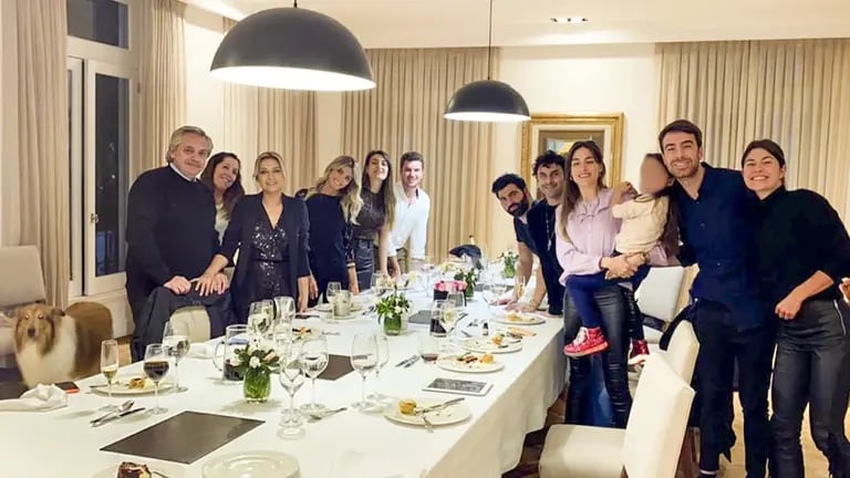 El 14 de julio de 2020, la primera dama, Fabiola Yáñez, festejó su cumpleaños con amigos en la quinta presidencial de Olivos.dfd