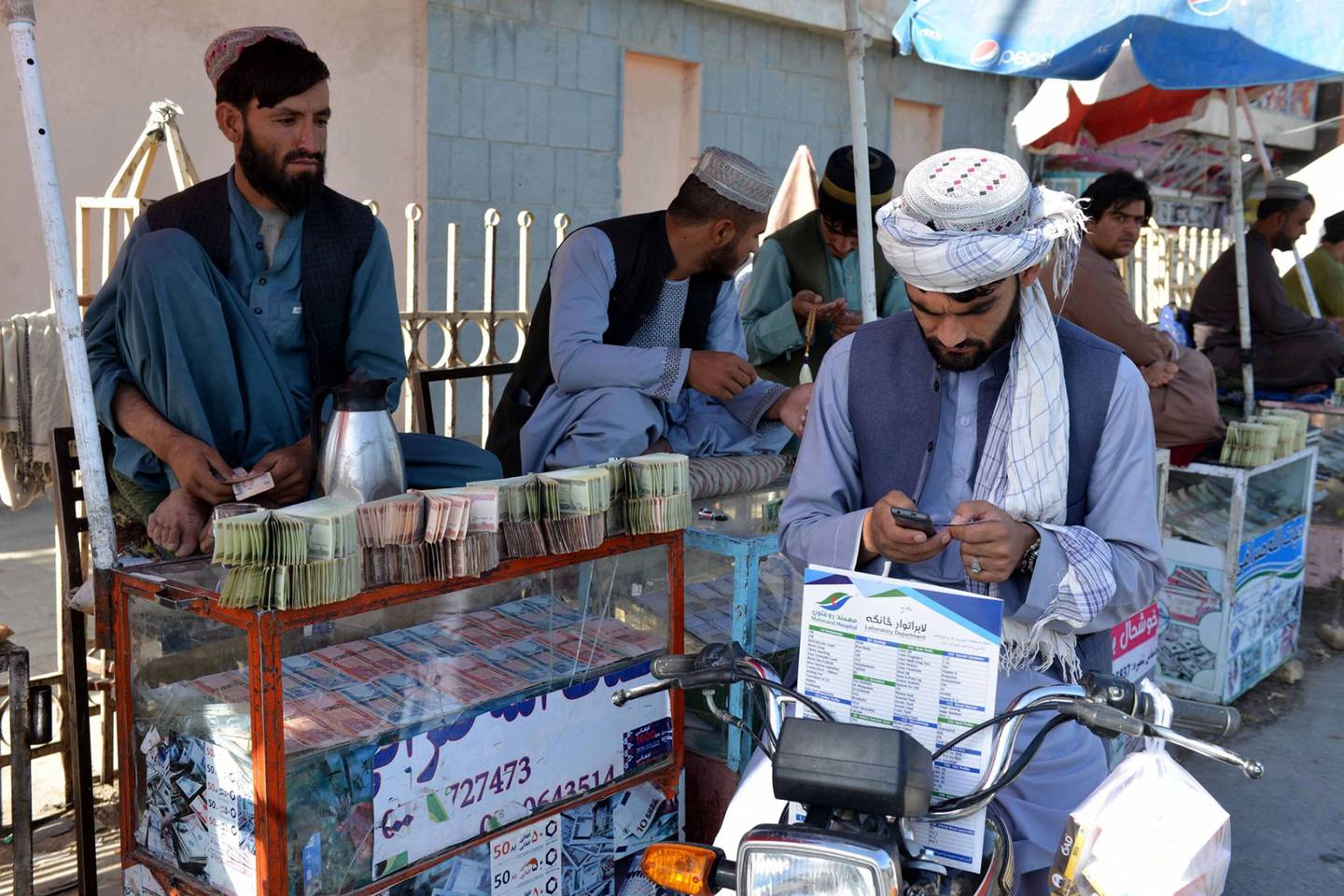 Cambistas de dinero en Afganistán.