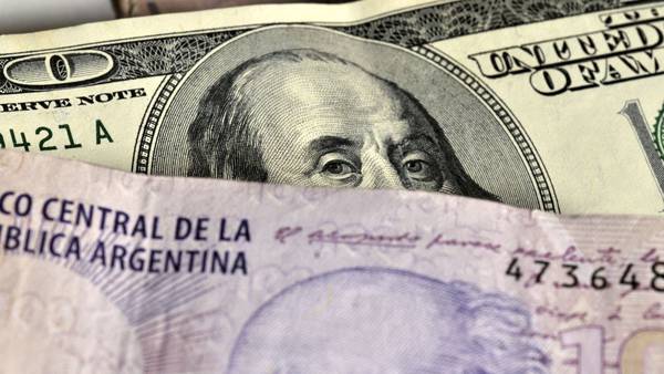 Gobierno argentino intimida a sociedades de bolsa para frenar la corrida cambiariadfd