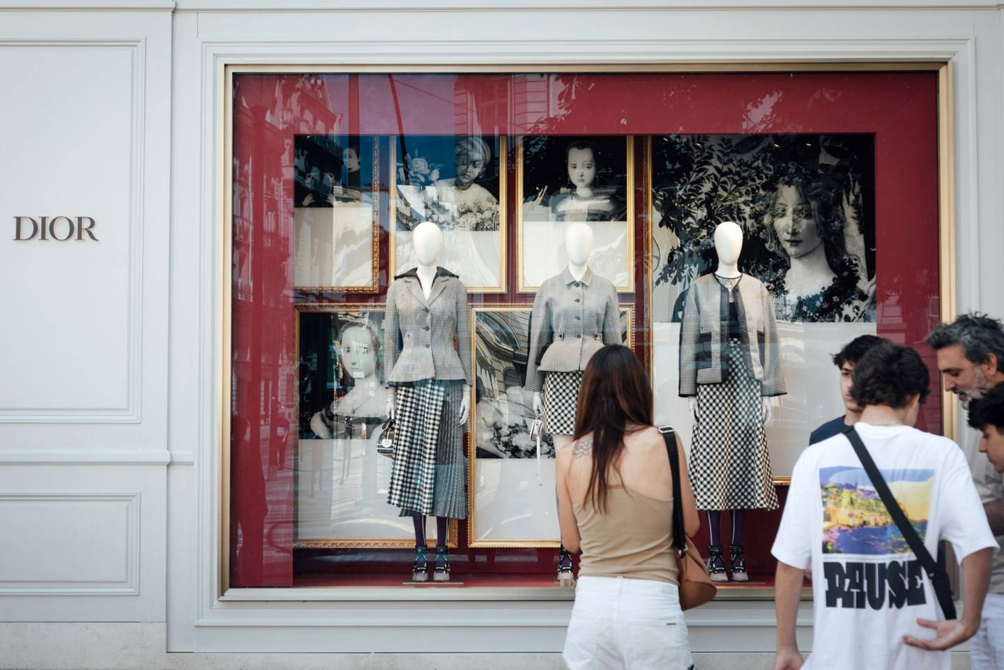 Un comprador mira el escaparate de una tienda de lujo Christian Dior SE en la Avenida Montaigne en París, Francia, el domingo 24 de julio de 2022