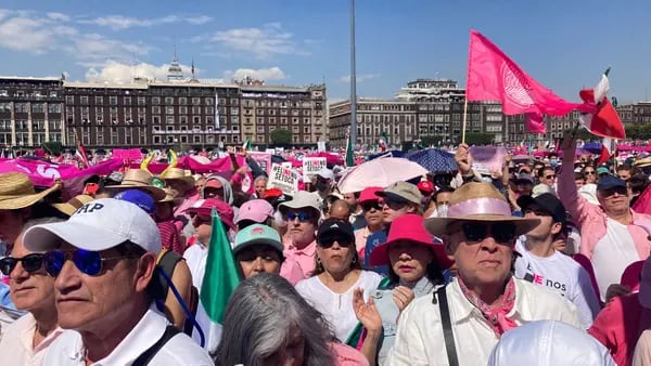 Mexicanos marchan en contra de la reforma electoral de AMLOdfd