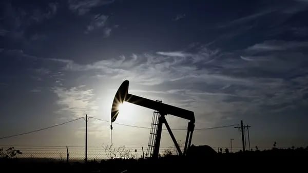 Petróleo cae debajo de US$110 por advertencias de más aumentos de la Feddfd