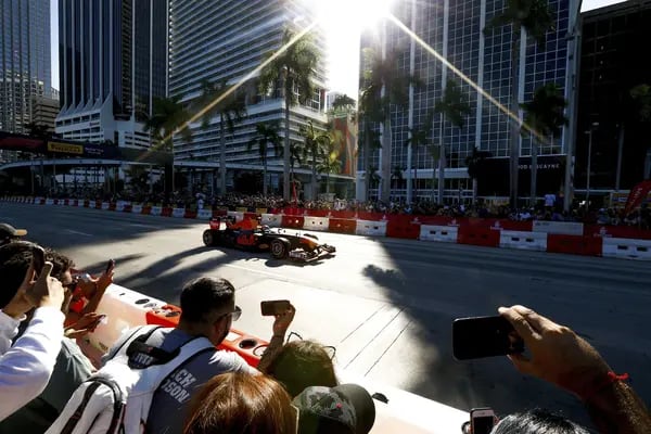 Patrick Friesacher conduce el auto de Red Bull en una carrera de exhibición durante el Festival de F1 del año pasado en el Bayfront Park de Miami, Florida.