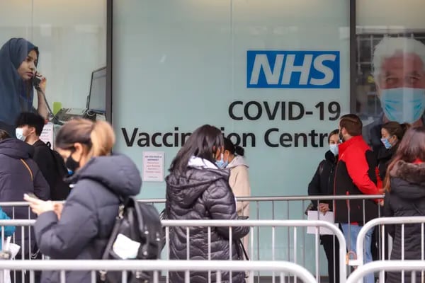 Visitantes hacen fila para recibir la vacuna  contra el Covid-19, en un centro de vacunación del Servicio Nacional de Salud en Romford, Reino Unido