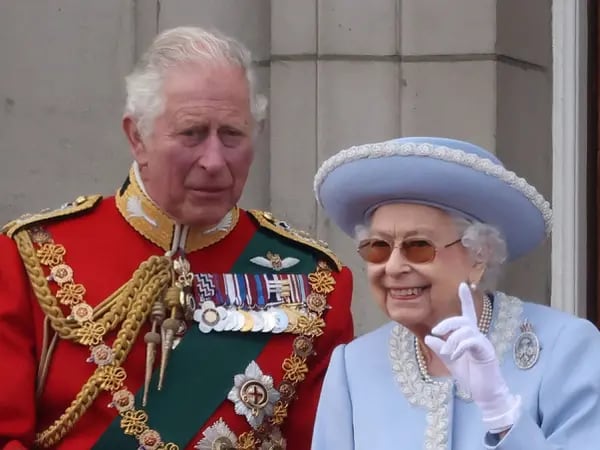 El príncipe Carlos con la reina Isabel II.