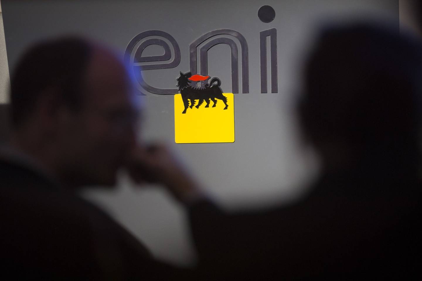 Logo de la petrolera italiana ENI durante una conferencia de prensa para presentar su estrategia en Londres.