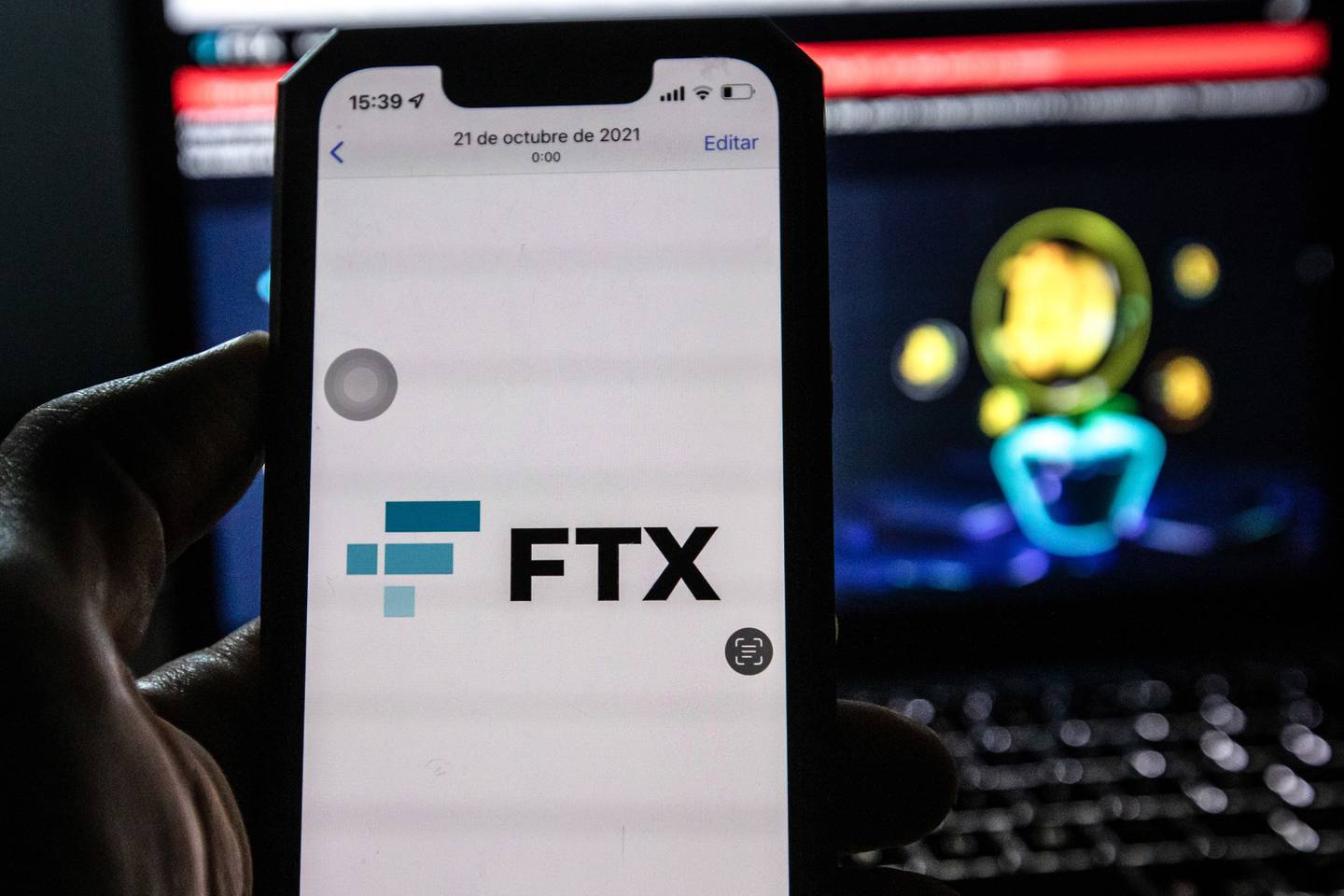 El logotipo de FTX en un teléfono inteligente colocado en Barcelona, ​​España, el martes 15 de noviembre de 2022.