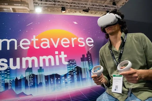 Un asistente utiliza un casco de realidad virtual (RV) en el stand de Metaverse Summit en la conferencia Paris NFT Day en París, Francia.