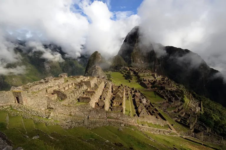 Machu Picchu, que significa pico antiguo, es un sitio inca precolombino ubicado a 2.400 metros (7.875 pies) sobre nivel del mar y está situado en una cadena montañosa sobre el valle de Urubamba.dfd