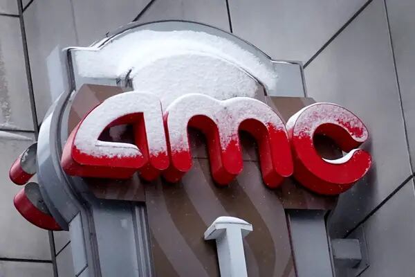 Un cartel cuelga delante de un cine AMC el 27 de enero de 2021 en Chicago, Illinois.