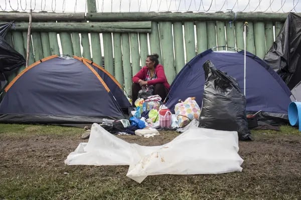 Una migrante venezolana se encuentra en un campamento improvisado en Bogotá, Colombia, el martes 13 de noviembre de 2018.