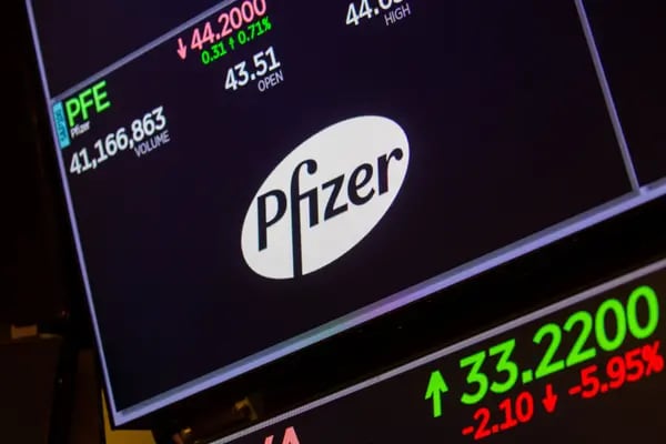 Cartel de Pfizer en la Bolsa en Nueva York.