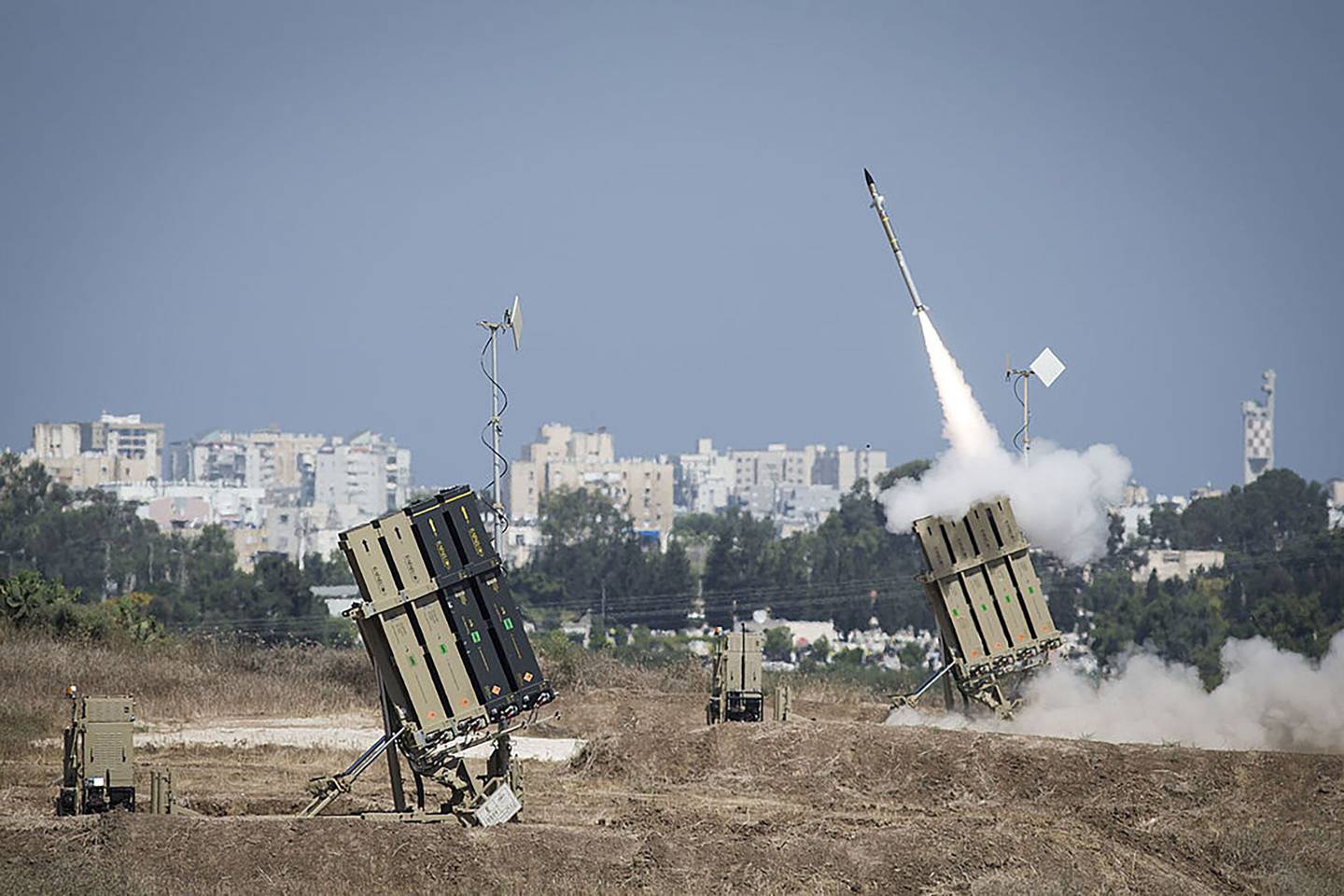 El sistema de defensa aérea Cúpula de Hierro dispara para interceptar un cohete sobre la ciudad de Ashdod el 8 de julio de 2014, en Ashdod, Israel. .