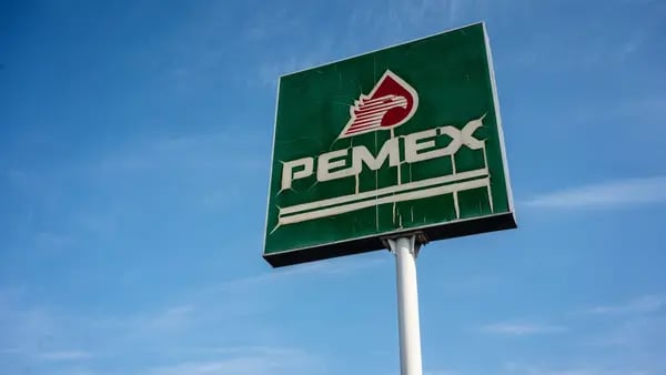 Bonos de Pemex caen tras rebaja de calificación de Moody’sdfd