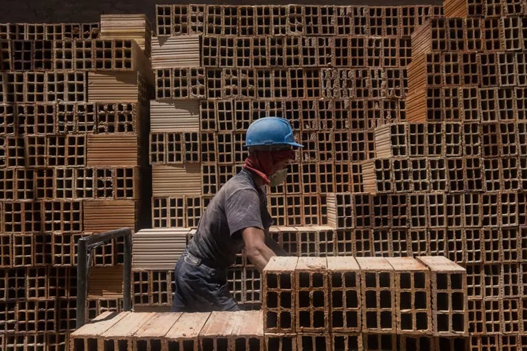 Un empleado mueve ladrillos terminados para su distribución en la fábrica Ladrillera Helios en Bogotá, Colombia, el miércoles 30 de mayo de 2018.dfd