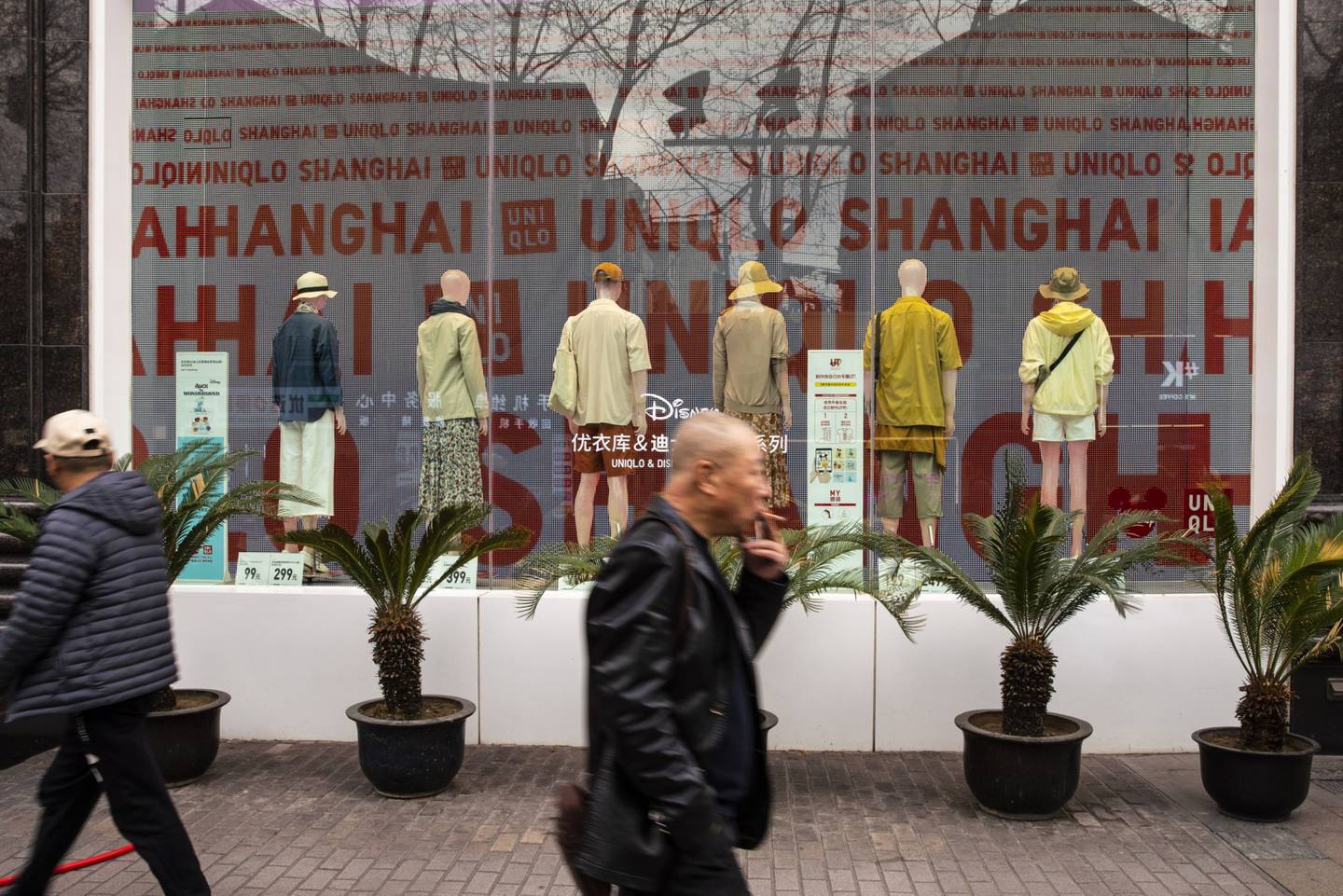 Fashion designs in the window of a Uniqlo store in Shanghai, China. Photographer: Qilai Shen/Bloombergdfd