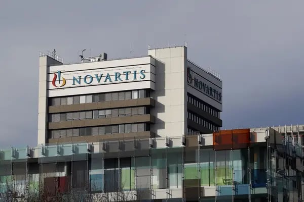 Un logotipo en un edificio del campus de Novartis AG en Basilea, Suiza, el miércoles 16 de enero de 2019.