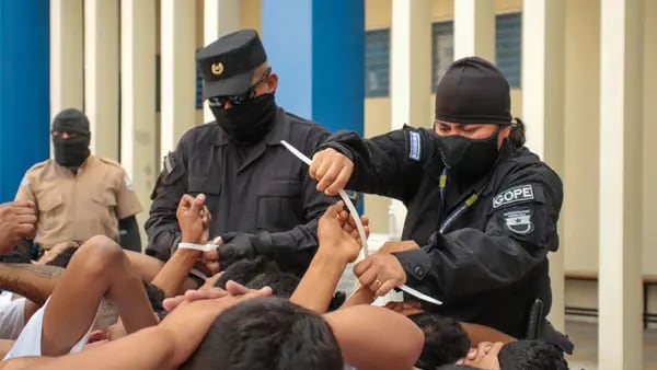 Censura a la prensa por ‘maras’ en El Salvador es acusada de inconstitucional dfd