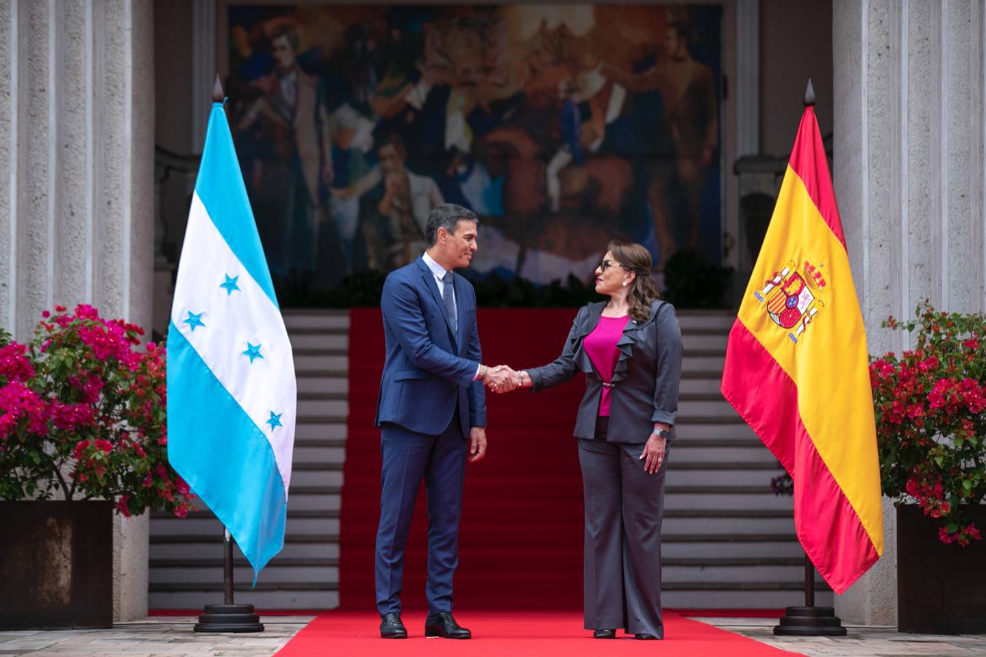 El presidente del Gobierno de España, Pedro Sánchez, y la presidenta de Honduras, Xiomara Castro.