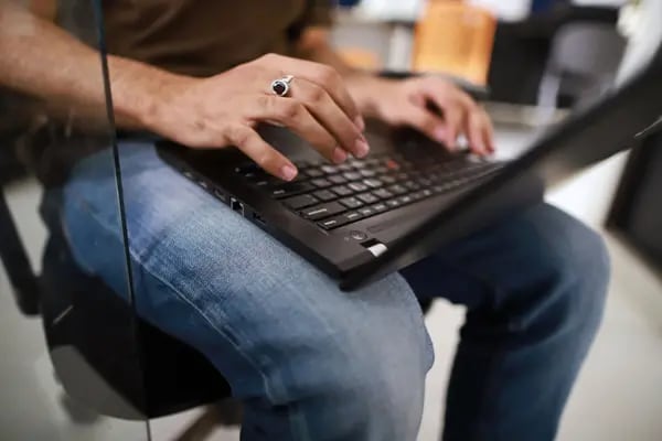 Un empleado trabaja en un ordenador portátil.
