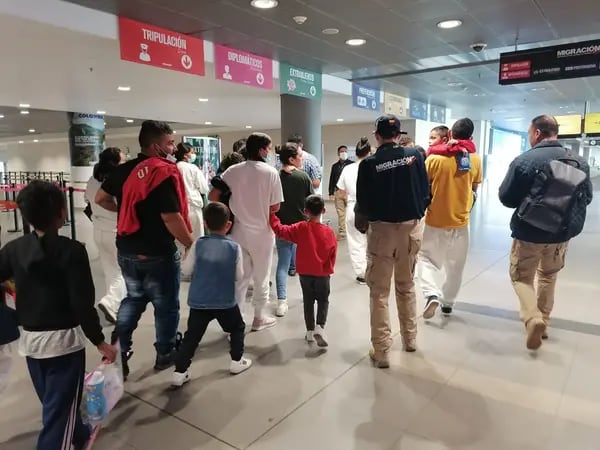 Migración de Colombia coordinó el 11 de mayo el procedimiento interinstitucional para recibir y brindar atención humana a 44 familias retornadas de Estados Unidos.
